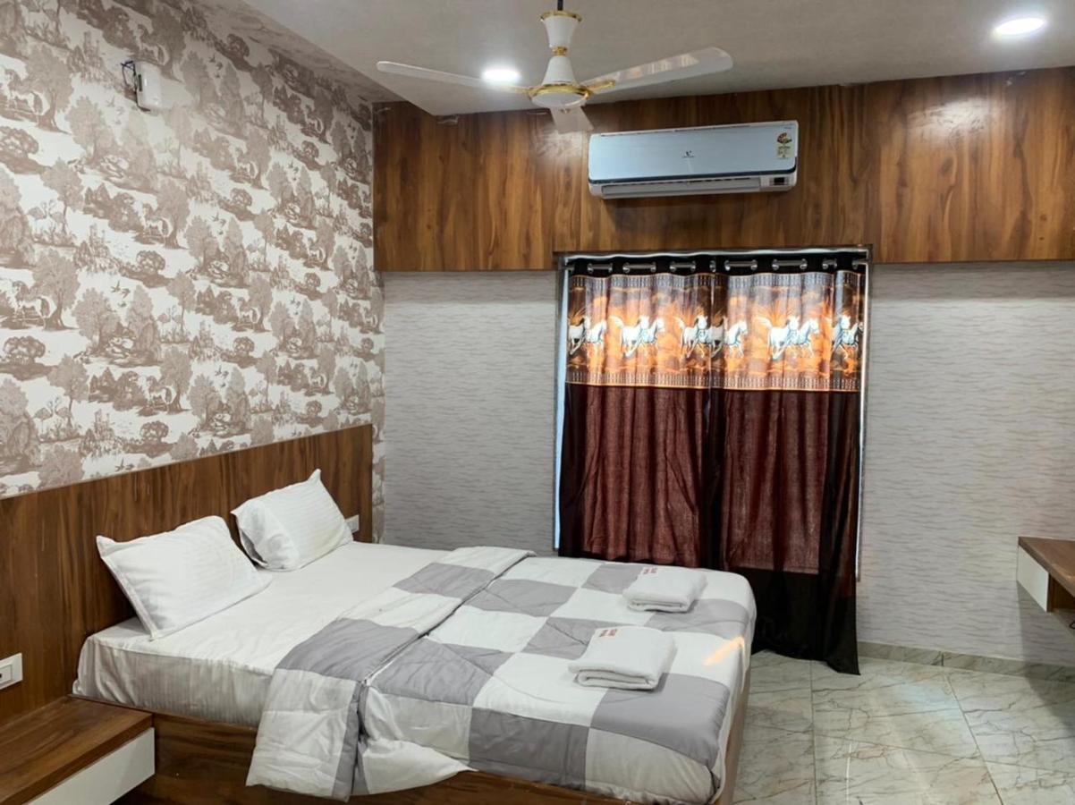 Kesar Hotel Viramgam Esterno foto