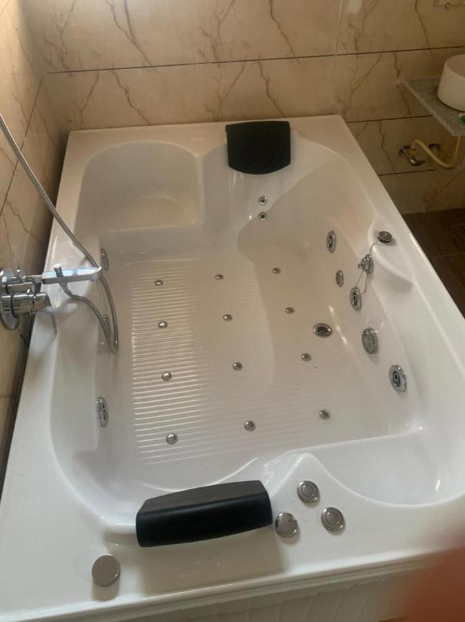 Kesar Hotel Viramgam Esterno foto