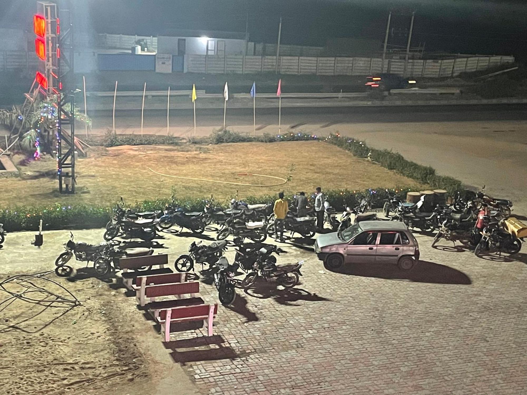 Kesar Hotel Viramgam Esterno foto
